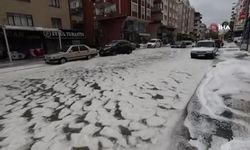 Ankara'da dolu yağışı sokakları beyaza bürüdü