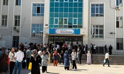 Diyarbakır’da YKS maratonu başladı: Veliler okul kapılarında umutla bekliyor