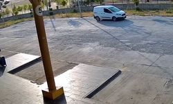 Diyarbakır'da 3 kişinin yaralandığı kaza anı kameraya böyle yansıdı
