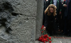 Diyarbakır'a gelen Sanatçı Lale Mansur'dan 4 ayaklı minare tepkisi: Bu ne rezillik