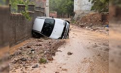 Sağanak yağışın ardında 3 araç sele kapıldı, 1 kişi hayatını kaybetti