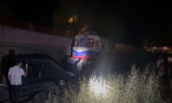 Yük treni aracı sürükledi: 2 yaralı