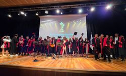 Diyarbakır Dicle üniversitesinde halaylı mezuniyet