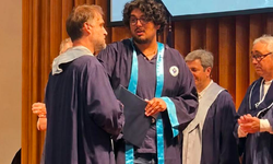 Fotoğraf çektirmek istemeyen öğrencinin diplomasını vermedi; Öğrencilerden tepki