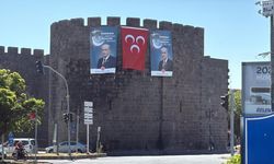 Diyarbakır Surlarına Devlet Bahçeli'nin dev posteri asıldı