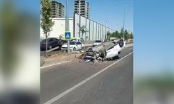 Diyarbakır’da refüje çıkan otomobil takla attı: 1 yaralı