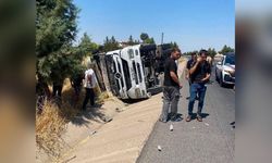 Diyarbakır’da tır devrildi: Sürücü yaralandı