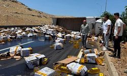 Tır devrildi, yağ bidonları yola saçıldı