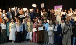 Diyarbakır'da tekstil ve moda eğitimini tamamlayan kadınlara belgeleri verildi