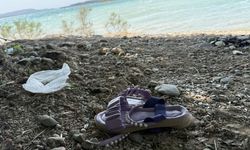 Çocuğunun terliğini almak isterken suya düşerek hayatını kaybetti