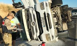 Diyarbakır’da tır şarampole devrildi