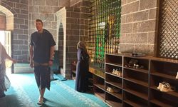 Diyarbakır'da camiye giren Fransız turistten ilginç davranış