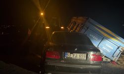 Arpa yüklü römorka çarpan otomobildeki 3 ağır yaralı