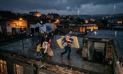 Diyarbakır'da damda yatan vatandaşlara yağmur şoku!