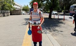 Diyarbakır'ın sıcağına sırtındaki güğümle serinlik oluyor