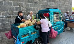 Diyarbakır’da hibrit kamyonetiyle dolaşarak geçimini sağlıyor