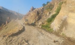 Diyarbakır’daki zorlu dağlarda ekiplerin yol mesaisi