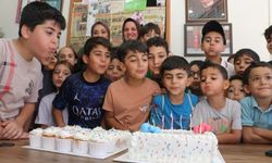 Kadın muhtardan daha önce hiç doğum günü kutlamayan çocuklara jest
