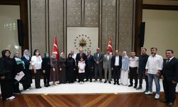 Erdoğan, okul saldırısında hayatını kaybeden öğrencilerin aileleriyle görüştü