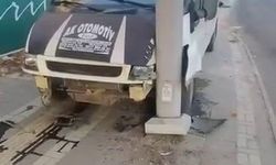 Diyarbakır'da kontrolden çıkan araç direğe çarptı