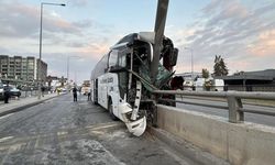 Yolcu otobüsü alt geçit duvarına çarptı: 11 yaralı