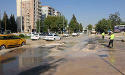 Ana su hattı patladı: Yolu kullanılamaz halde