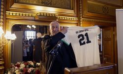 İngiltere Parlamento Başkanı Sir Lindsay Hoyle’a Amedspor forması hediye edildi