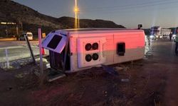 Servis ile otomobil çarpıştı: 14 yaralı