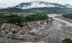 Nepal’de yaşamını yitirenlerin sayısı bin 50’ye yükseldi