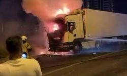 Diyarbakır'da seyir halindeki tır yandı