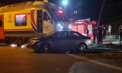 Yolcu treni otomobille çarpıştı: 5 yaralı