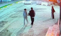 Yemek yiyen kediye taşla vurdu