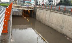 Diyarbakır'da yağışlar ile alt geçit tıkandı, trafik felç oldu