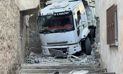 Diyarbakır'da freni boşalan kamyon mahalleye girdi