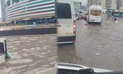 Diyarbakır’da Urfa Caddesi göle döndü; trafik durdu!