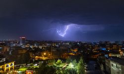 Şanlıurfa’da şimşeklerin dansı