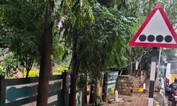 Dört siyah noktalı tabela nerede kullanılıyor? Anlamı nedir? Sürücüler görünce ne yapmalı?