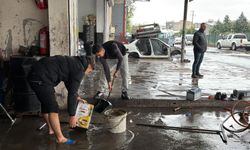 Diyarbakır'da sağanak yağışla iş yerleri sular altında kaldı