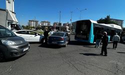 Diyarbakır'da otomobil ile belediye otobüsü çarpıştı