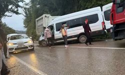 Kamyonla minibüs çarpıştı: 1 can kaybı, 23 yaralı