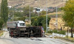 Malatya'da devrilen arı kamyonunda 2 yaralı