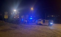 Yük treni otomobile çarptı