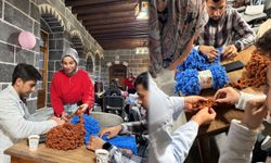 Diyarbakır’da çocuklar için ilmek ilmek iyilik örüyorlar