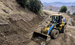 Diyarbakır'da selden zarar gören yol açılıyor