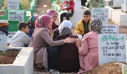 Depremde hayatını kaybedenlerin yakınları mezarlıktan ayrılmıyor