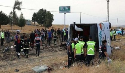 İşçileri taşıyan midibüs devrildi: Ölü ve yaralılar var