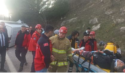 Balıkesir’de yolcu minibüsü kaza yaptı: 2 ölü, 18 yaralı