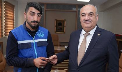 Temizlik işçisi, bulduğu 30 bin doları sahibine teslim etti