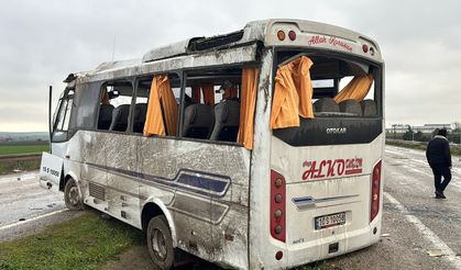 18 işçinin bulunduğu servis yoldan çıkarak refüje çarptı