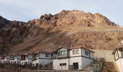 Köyü tehdit eden kayalar için tel örgülü çözüm